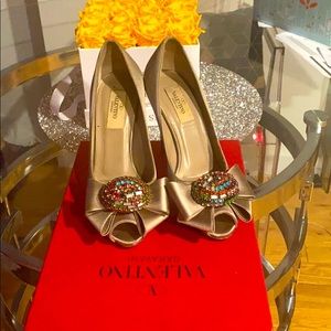 Valentino bow embellishes peep toe pump